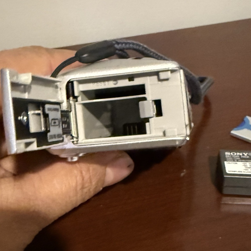 Sony Cyber-shot DSC-P8 3.2MP Digital Camera - Silver 3X OZ Not Working - Picture 9 of 16